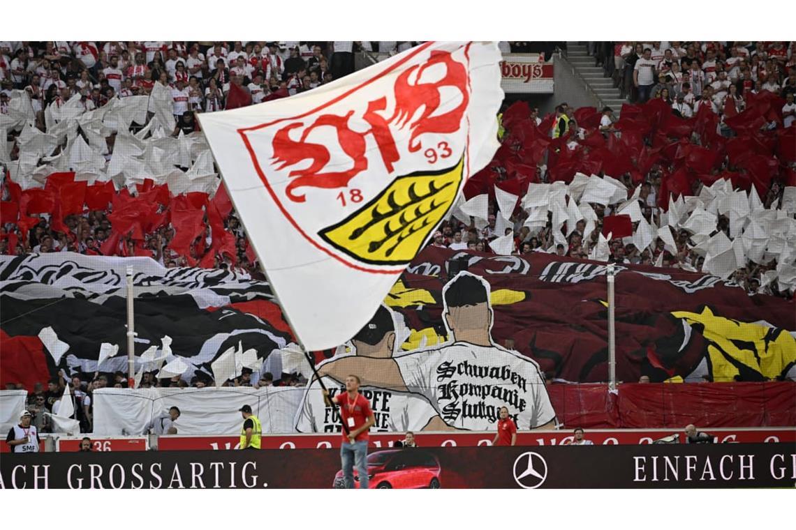 Vor dem Anpfiff der Partie setzten die VfB-Fans in der Cannstatter Kurve mit einer großflächigen Choreografie ein Zeichen. Hunderte rot-weiße Fahnen sorgten für ein eindrucksvolles Karomuster.