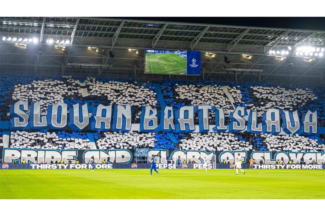 Vor dem Anpfiff präsentierten die Fans von Slovan Bratislava auf ihrer Tribüne eine Choreografie mit einem riesigen Schriftzug ihres Vereins.