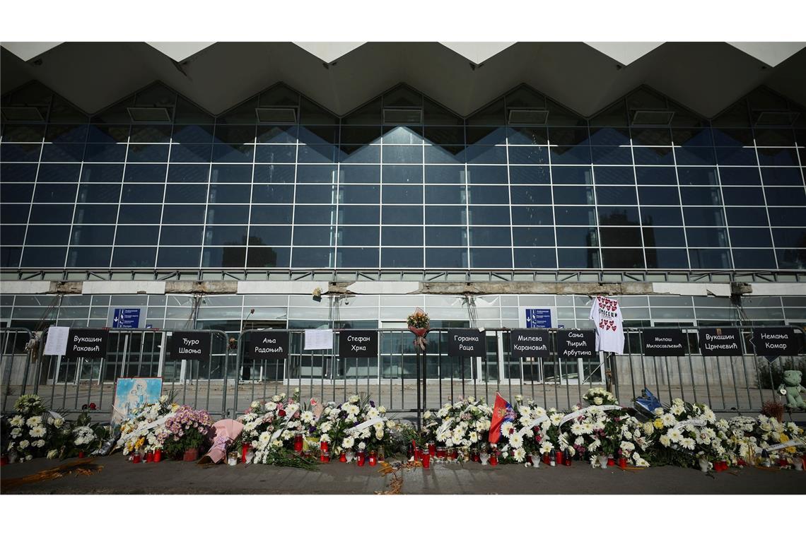 Vor dem Bahnhof, wo sich die Tragödie ereignete, legten Bürger und Studierende Kränze und Blumen für die 16 Opfer nieder.