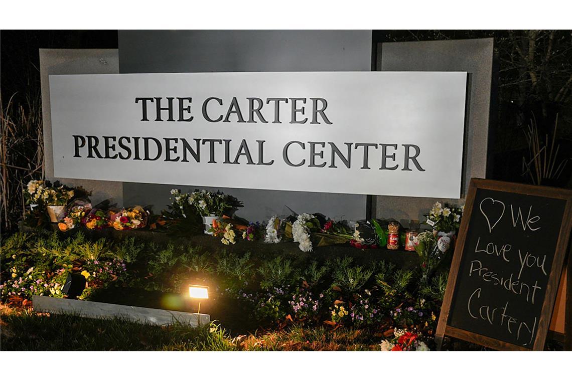 Weltweite Trauer um Jimmy Carter Vor dem Carter Presedntial Center in Atlanta legten viele Trauernde Blumen nieder.