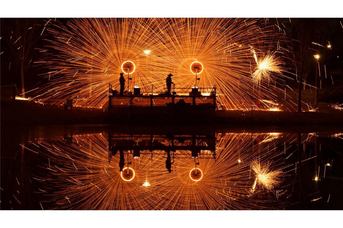 Vor dem chinesischen Neujahrsfest wird in Peking Feuerwerk abgebrannt.