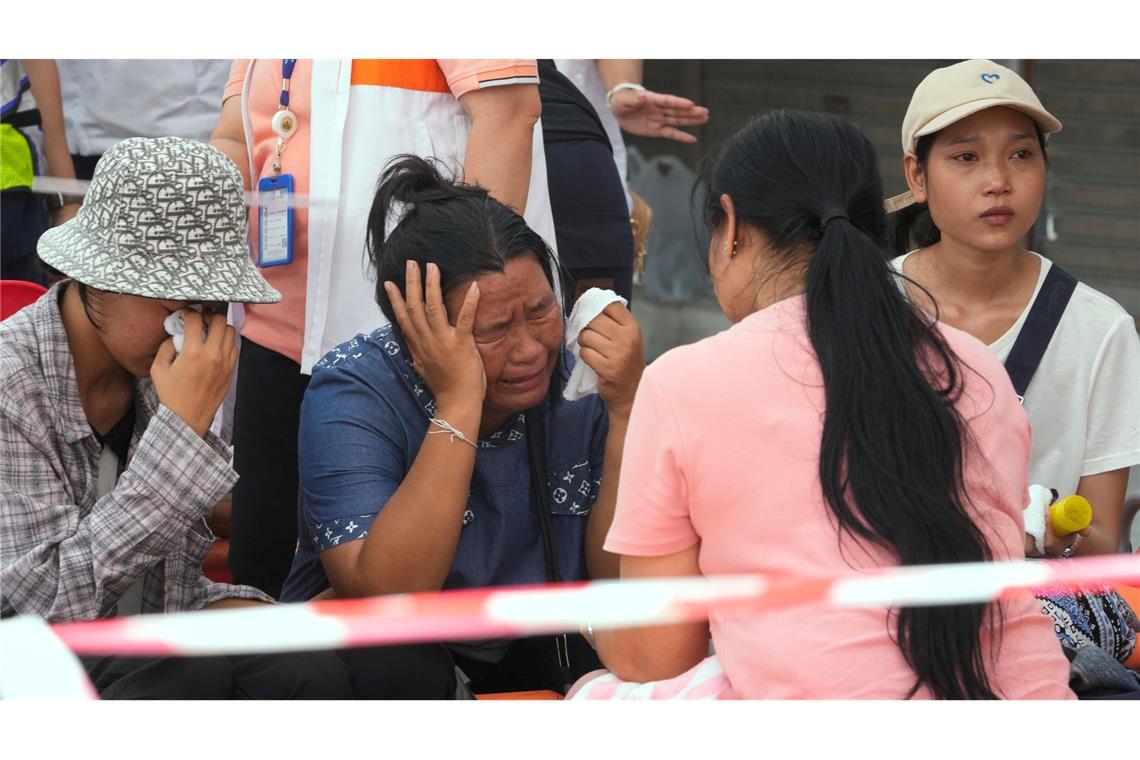 Zahl der Toten und Verletzten nach Erdbeben steigt Vor dem eingestürzten Hochhaus in Bangkok warteten Menschen auf Neuigkeiten über ihre Angehörigen.