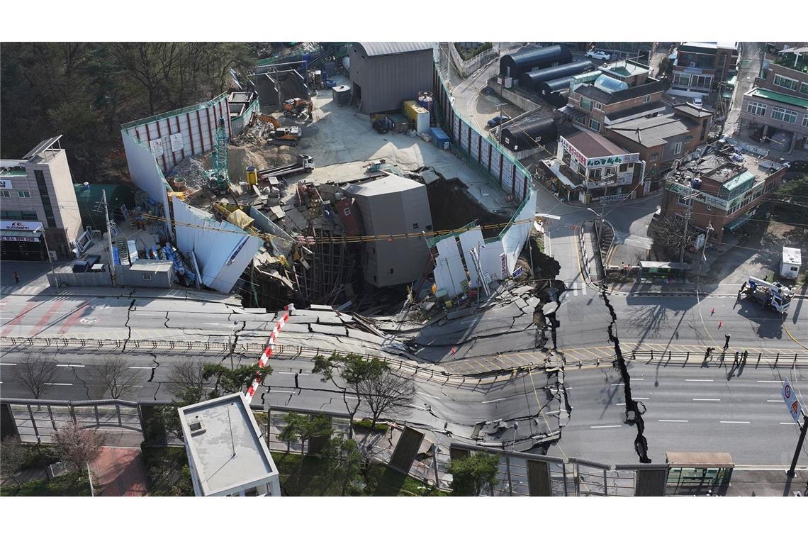 U-Bahntunnel in Südkorea eingestürzt - Suche nach Vermisstem Vor dem Einsturz hatten Arbeiter Risse in Pfeilern entdeckt.