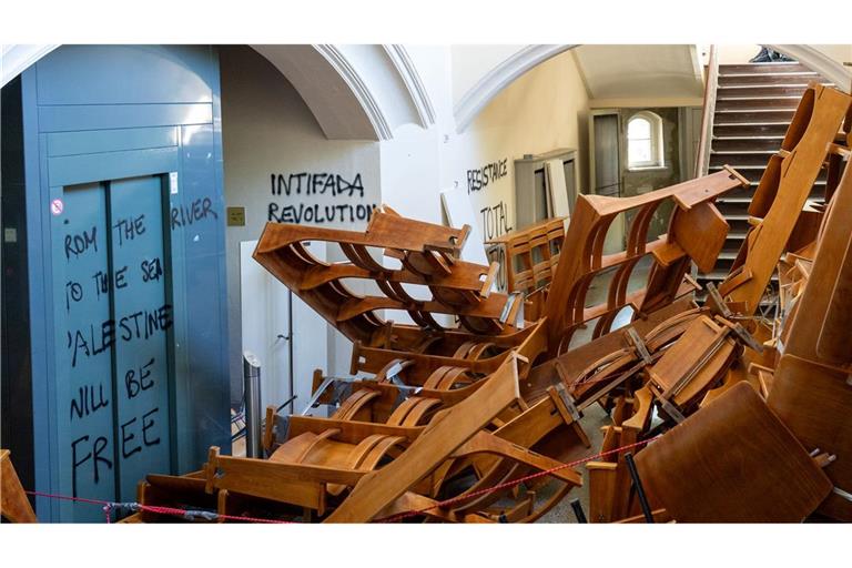 Vor dem Emil-Fischer-Hörsaal in der Humboldt-Universität türmen sich herausgerissene Stuhlreihen.