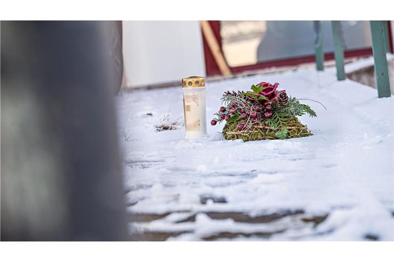 Vor dem Firmengebäude, in dem die Leichen der beiden Söhne gefunden wurden, liegen eine Kerze und ein Kranz.