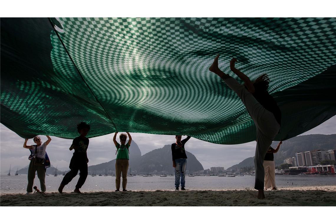 Bilder des Tages Vor dem G20 in Brasilien: Aktivisten der Bewegung "Amazonia de Pe" nehmen an einem Protest am Strand von Botafogo teil