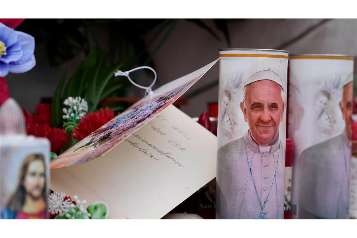 Bangen um Franziskus – Papst mit Lungenentzündung Vor dem Gemelli-Krankenhaus haben Menschen Kerzen und Karten niedergelegt.