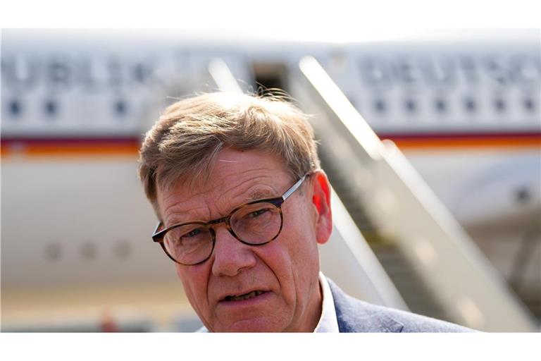 Vor dem Gespräch des ukrainischen Präsidenten Wolodymyr Selenskyj mit US-Präsident Donald Trump äußerte sich Außenminister Johann Wadephul im Podcast "Table.Today" skeptisch zu einer Entsendung deutscher Soldaten in die Ukraine.