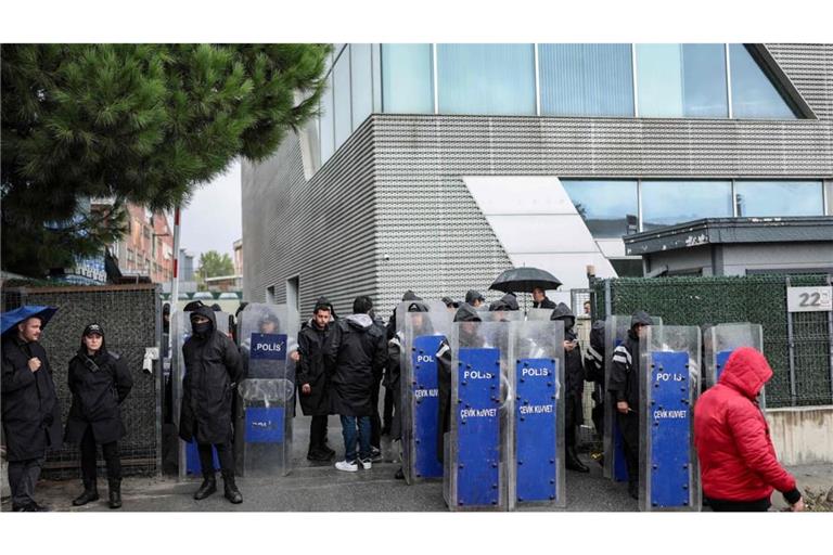 Vor dem Hauptquartier des Fernsehsenders steht die Polizei. Nach einer Razzia hat die Regierung in der Türkei den Sender unter die eigene Kontrolle gebracht.