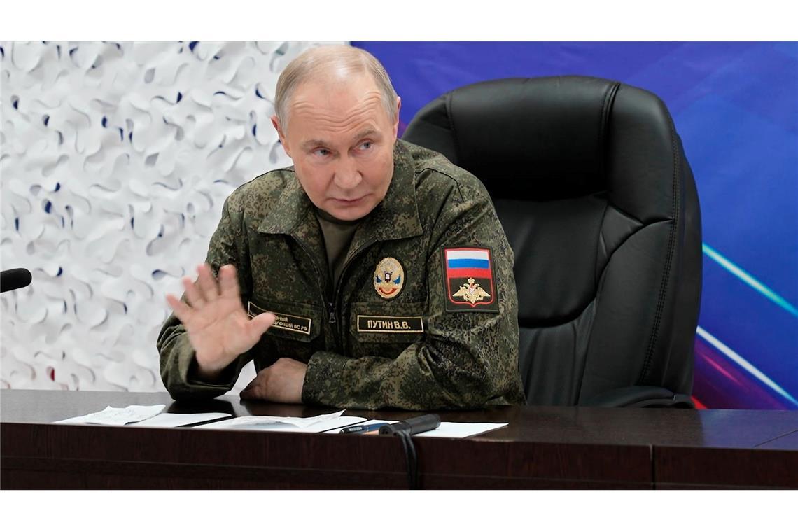 Vor dem neuen Treffen Selenskyjs mit Trump ließ sich Kremlchef Wladimir Putin demonstrativ von seinem Generalstab über angebliche neue Eroberungen in der Ukraine informieren. (Archivbild)