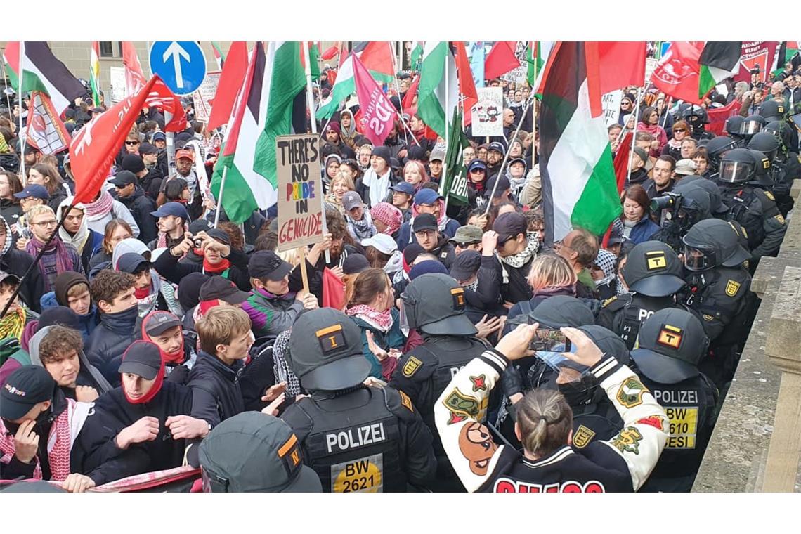 Vor dem Oberlandesgericht auf der Olgastraße kommt es zum Gerangel zwischen Polizei und Demonstranten.