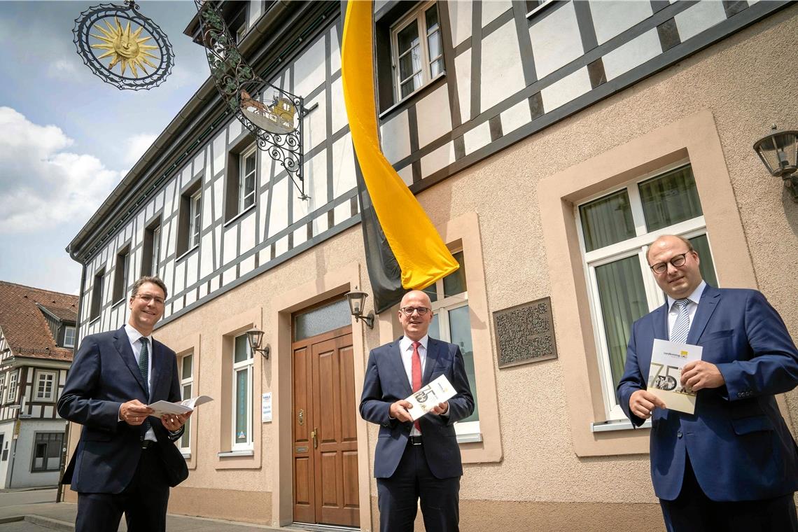 Landkreistag gibt Erinnerungsschrift heraus Vor dem rekonstruierten Gebäude des ehemaligen Gasthofs Sonne-Post in Murrhardt: Landrat Richard Sigel, Alexis von Komorowski, Hauptgeschäftsführer des baden-württembergischen Landkreistags, und Murrhardts Bürgermeister Armin Mößner (von links) mit der Broschüre. Foto: E. Layher