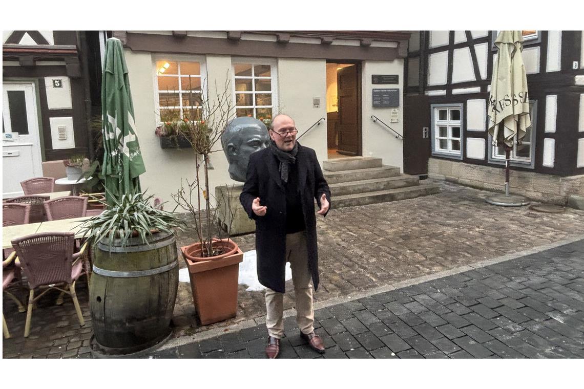 Vor dem Schorndorfer Daimler Geburtshaus: der Chef des Mercedes-Klassikbereichs, Marcus Breitschwerdt.
