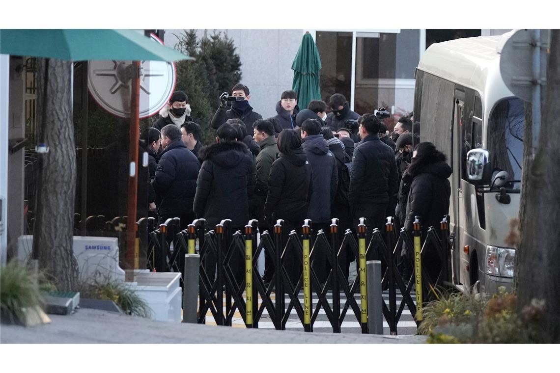 Festnahme des Präsidenten in Südkorea gescheitert Vor dem Sitz des Präsidenten befand sich vor dem Festnahme-Versuch ein großes Polizeiaufgebot.