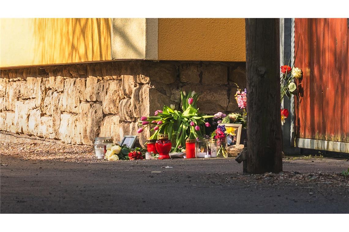Trauer nach Tat im thüringischen Klettbach Vor dem Tathaus in Klettbach (Weimarer Land) drückten Menschen ihr Mitgefühl aus, indem sie Blumen und Kerzen aufstellten.