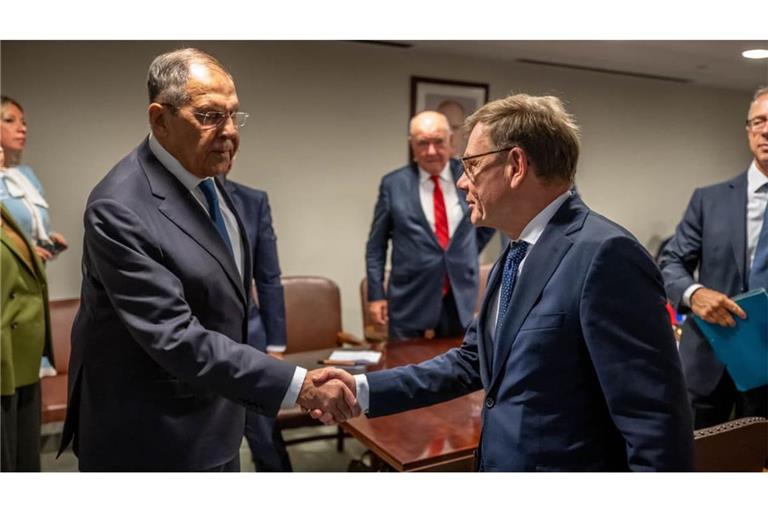 Vor dem Treffen und nach dem Treffen noch mehr: Feinde! Sergej Lawrow, russischer Außenminister verabschiedet sich von Johann Wadephul (CDU), dem deutschen Außenminister, nach einem Treffen in New York.