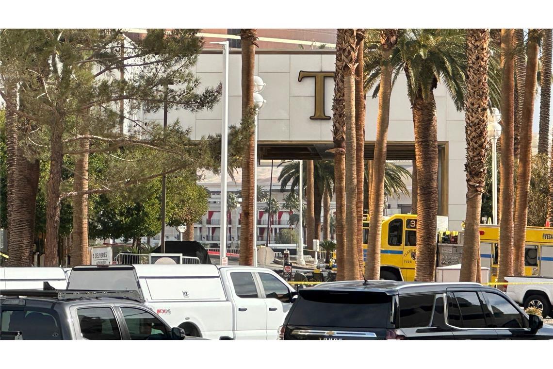 Berichte: Toter bei Cybertruck-Brand vor Trump-Hotel Vor dem Trump International Hotel in Las Vegas.