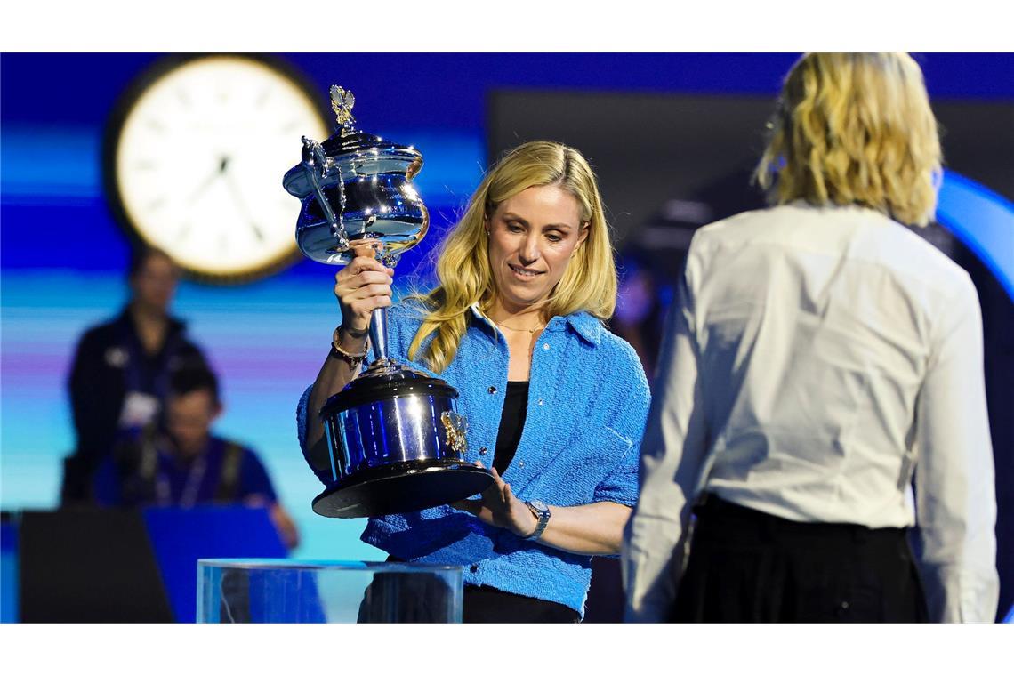 Vor den Frauen-Halbfinals brachte Angelique Kerber den Siegerpokal in die Rod Laver Arena.
