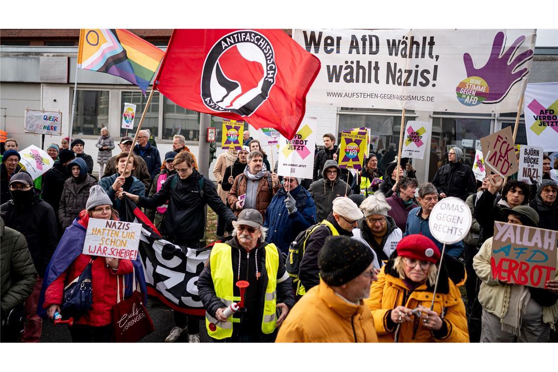 AfD setzt auf Weidel für den Wahlkampf Vor der AfD-Bundesgeschäftsstelle im Norden Berlins demonstrieren etwa 200 Menschen lautstark gegen die
