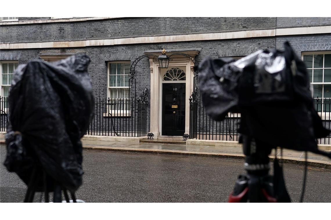 Vor der Downing Street wird auf eine Entscheidung gewartet.