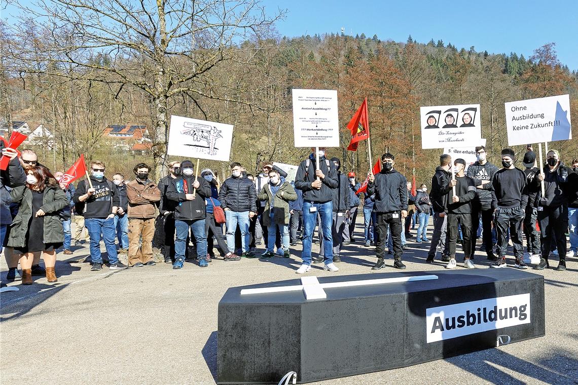 Vor der Einigung war eines der zentralen Anliegen von Gewerkschaft und Beschäftigten gewesen, sich für den Erhalt der Ausbildung am Standort einzusetzen. Bei einer Protestkundgebung noch während der Verhandlungen war der Appell der Auszubildenden, es nicht so weit kommen zu lassen, die Ausbildung zu Grabe tragen zu müssen. Das ist gelungen. Es wird weiterhin fünf Stellen für Auszubildende pro Jahr im Murrhardter Werk geben – bisher sind es zehn Lehrstellen gewesen. Archivfoto: Jörg Fiedler