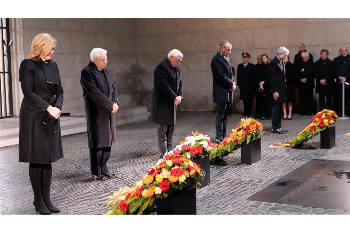 Vor der Gedenkstunde zum Volkstrauertag legen die Spitzen des Staates und Italiens Präsident Mattarella Kränze in der Neuen Wache in Berlin nieder