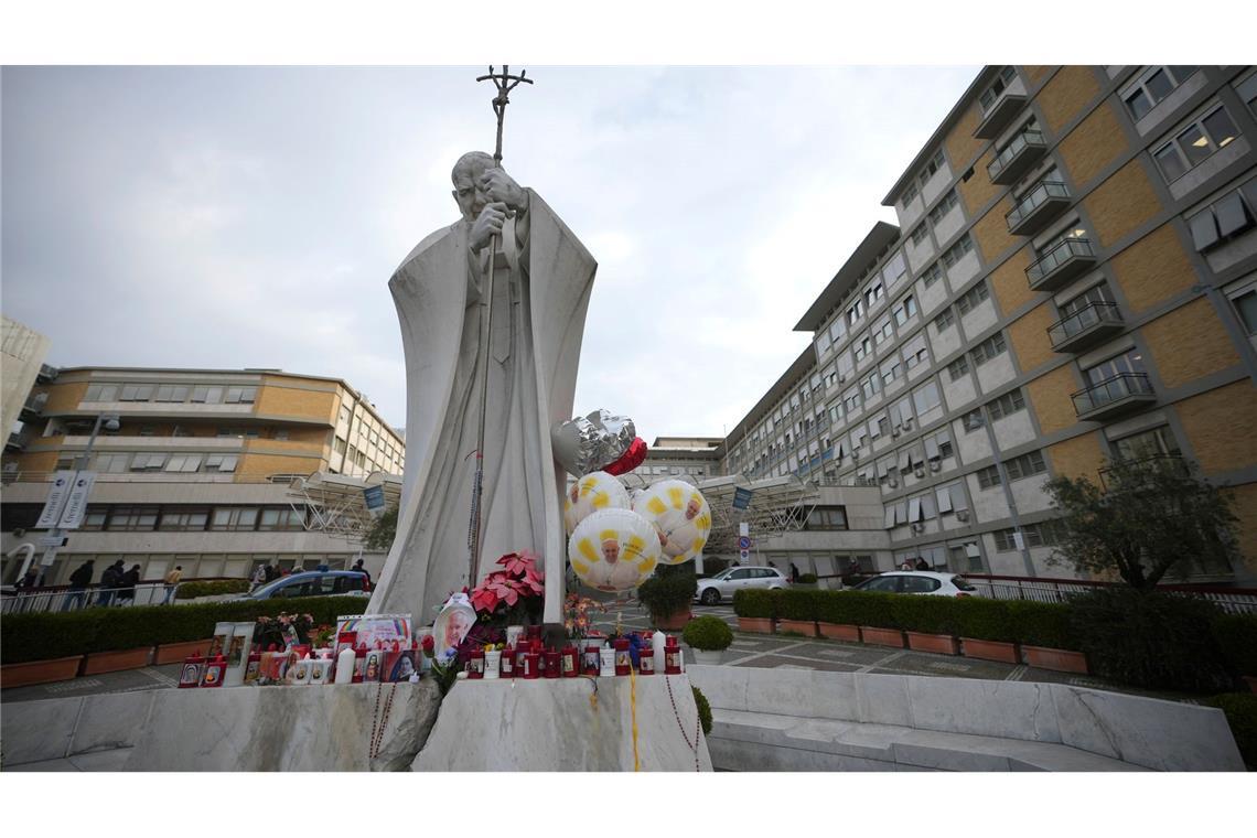 Vatikan: Franziskus geht es etwas besser Vor der Gemelli-Klinik in Rom versammeln sich immer wieder Gläubige zum Gebet für den kranken Papst.