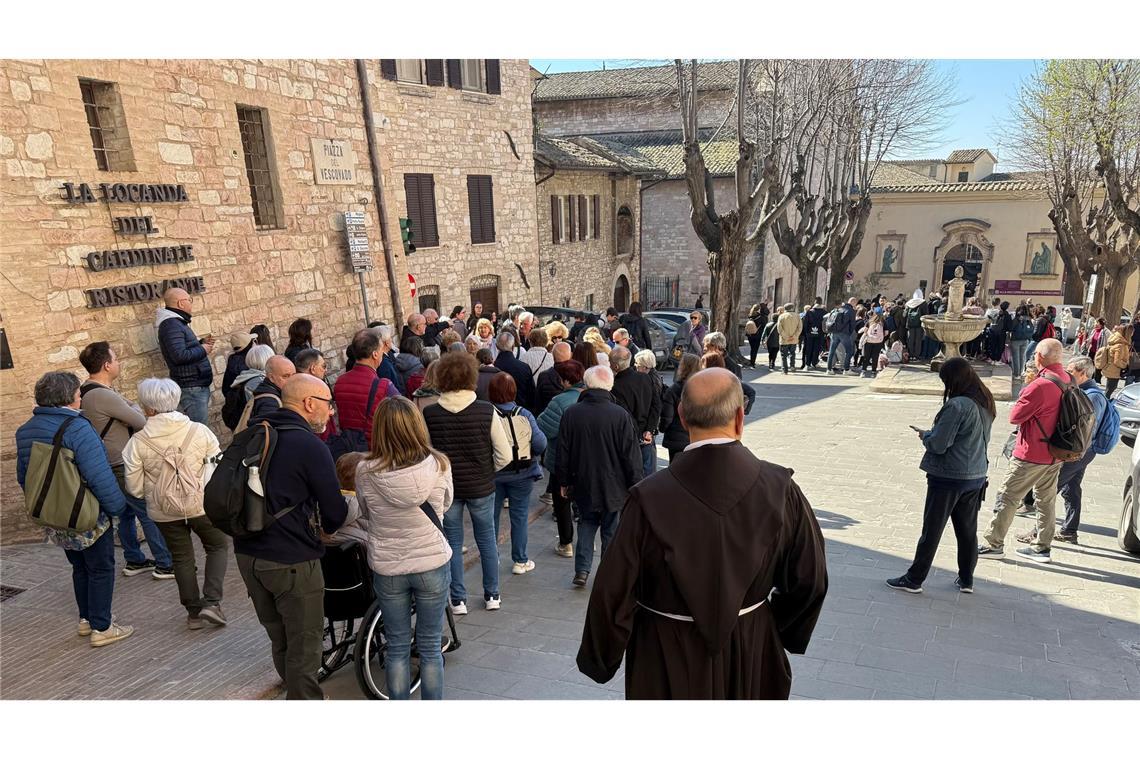 Der erste Internet-Heilige: Carlo Acutis Vor der Kirche Santa Maria Maggiore gibt es immer wieder lange Schlangen. (Foto: Archiv)