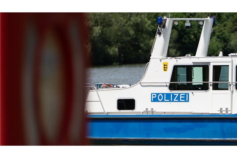 Vor der Konstanzer Hafeneinfahrt bargen Einsatzkräfte ein gekentertes Segelboot. (Symbolbild)