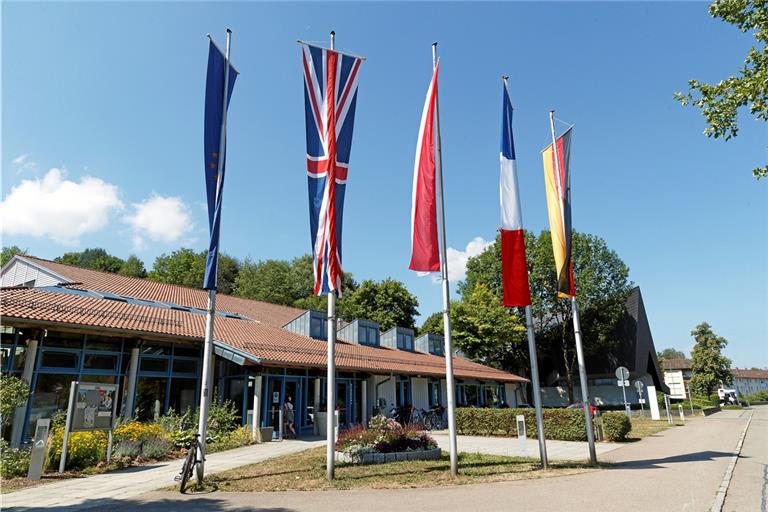 Vor der Murrhardter Festhalle zeugen die Fahnen vom Treffen der Partnerstädte. Foto: Jörg Fiedler
