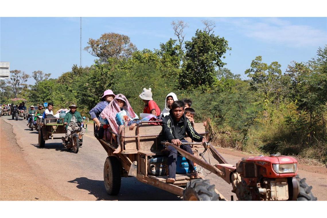 Vor der neuerlichen Gewalteskalation fliehen die Anwohner im Grenzgebiet von Thailand und Kambodscha – mitunter auch auf Traktoren.
