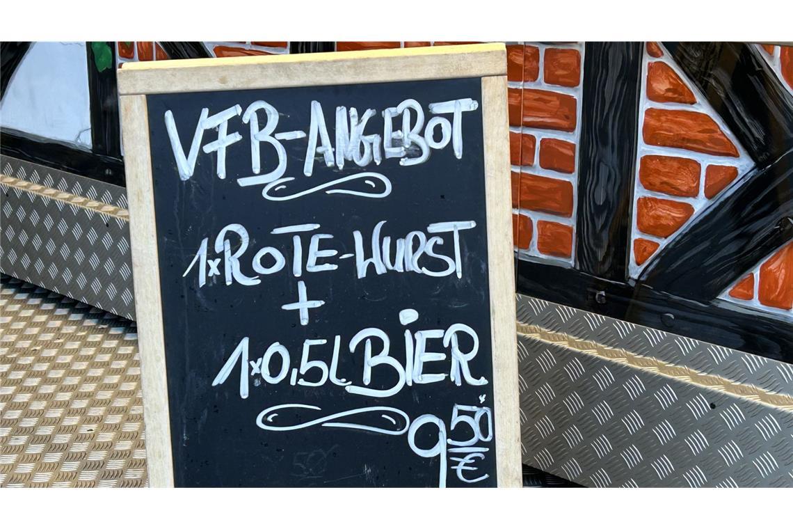 Liveblog: Shirin schwebt, der Wasen feiert, der VfB enttäuscht Vor der Partie gönnen sich viele Fans noch eine Rote und ein Bier.