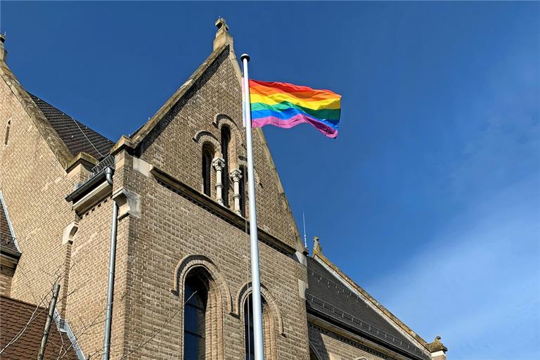 Vor der St.-Johannes-Kirche in der Backnanger Bahnhofstraße weht seit einigen Tagen die Regenbogenflagge. Mehrmals wurde sie von Unbekannten heruntergerissen. Foto: privat