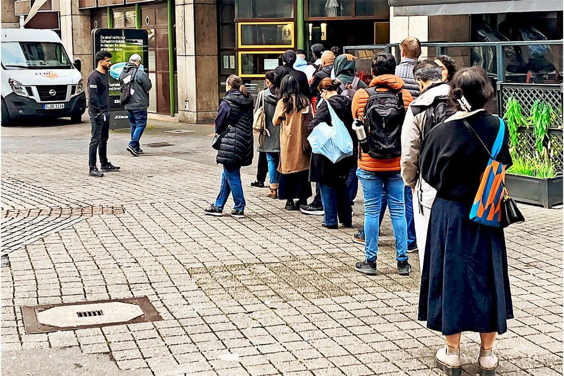 Ausländeramt macht Fortschritte Vor der Stuttgarter Ausländerbehörde haben sich zuletzt wieder zeitweise Schlangen gebildet.