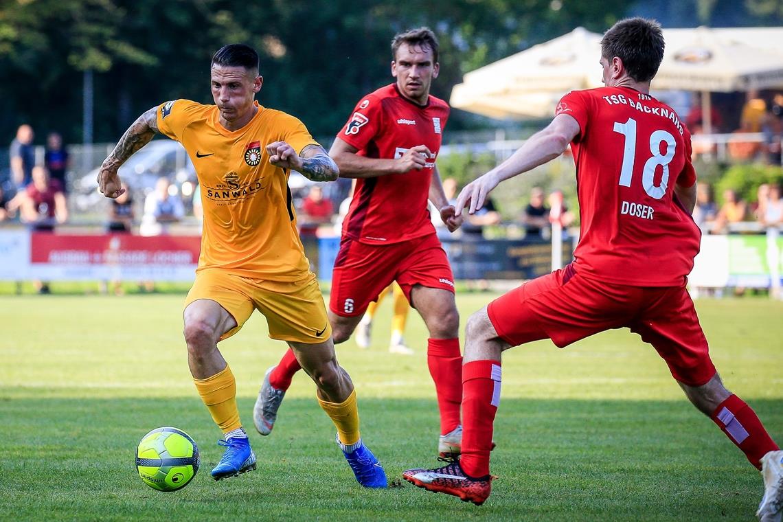 TSG Backnang - SG Sonnenhof: Nach 18 Jahren wieder ein Derby um Punkte Vor drei Jahren gelang es Thomas Doser (rechts) und Julian Geldner nicht, die SG Sonnenhof um Angreifer Panagiotis Vlachodimos zu stoppen. Mittlerweile ist Aspach nicht mehr Dritt-, sondern nur noch Oberligist und geht mit einer völlig neuen Elf in das Duell. Foto: Alexander Becher