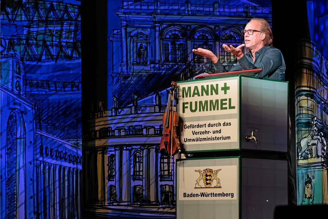 Vor einem Bühnenbild, das die Landeshauptstadt anklingen lässt, gibt Christoph Sonntag gerne den scheidenden Kretschmann.  Foto: Stefan Bossow 