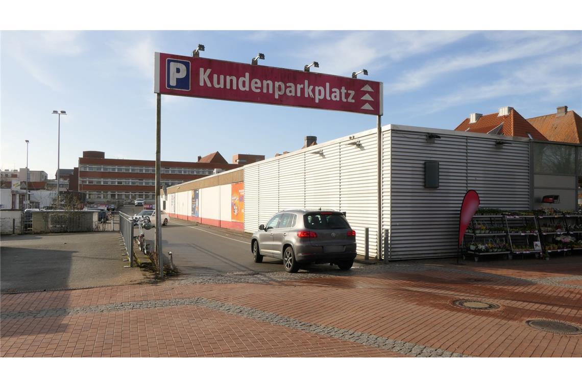 Vor einem Supermarkt war am Mittwochabend gegen 20.45 Uhr ein Streit derart eskaliert, dass ein Jugendlicher starb. Nach dpa-Informationen war er 15 Jahre alt.