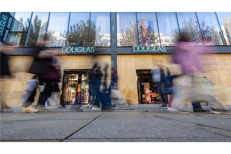 Vor einer Douglas-Filiale wurden Holzwände vor den Schaufenstern befestigt.