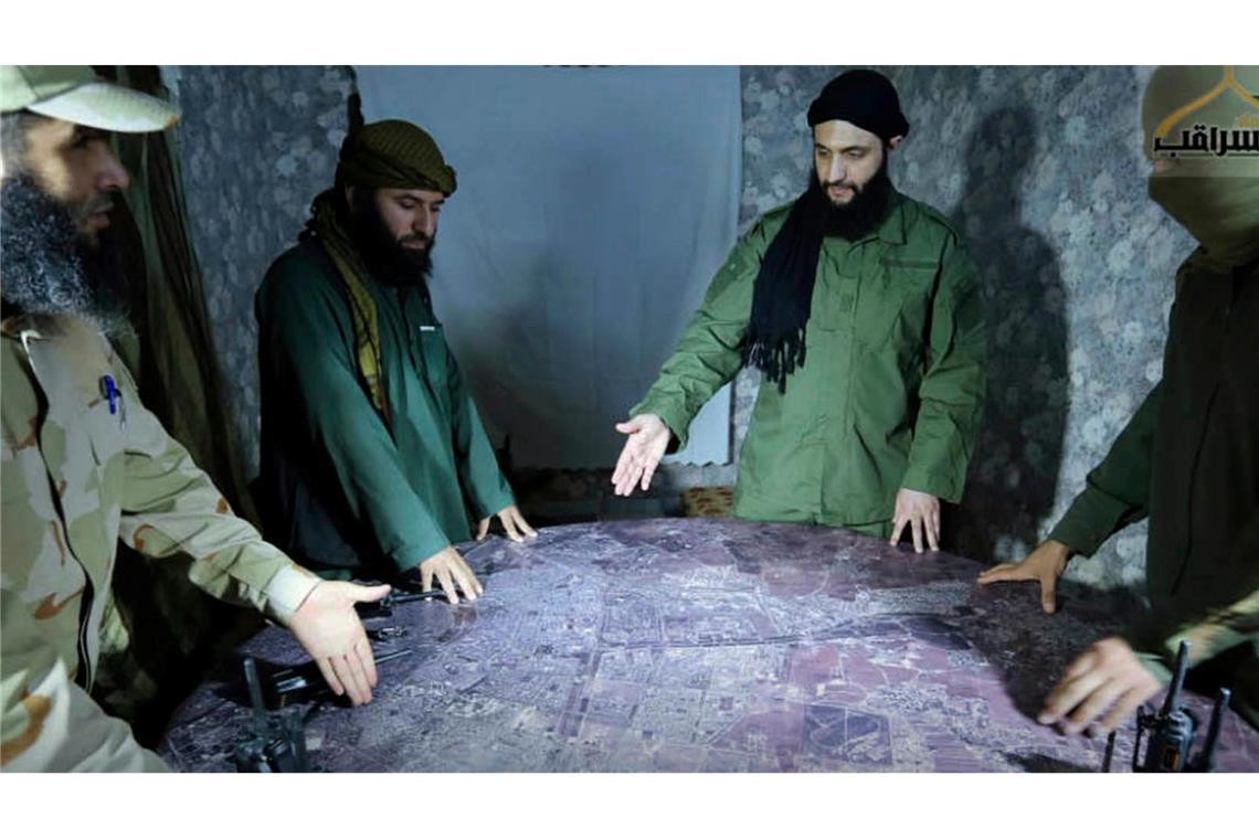 Extremist wird Politiker: Was plant Al-Dschulani in Syrien? Vor einigen Jahren zeigte Al-Dschulani (2. v.r.) sich noch mit dem Turban der Islamisten - inzwischen trägt er diesen nicht mehr. (Archivbild)