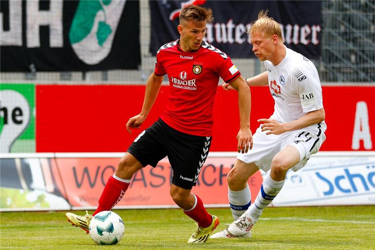 Vor elf Jahren ging es zwischen Großaspach (rote Trikots) und Bielefeld im Fautenhau um Drittliga-Punkte. In zwölf Wochen kämpfen die Nachfolger von Simon Skarlatidis (links) und Manuel Hornig miteinander ums Weiterkommen in die zweite DFB-Pokal-Runde. Foto: Alexander Becher
