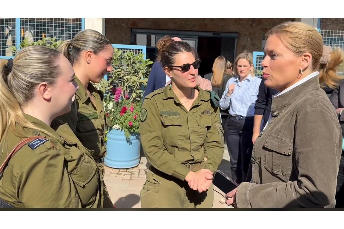 Vor ihrem Besuch im Gazastreifen tauschte sich Klöckner mit israelischen Soldatinnen aus.