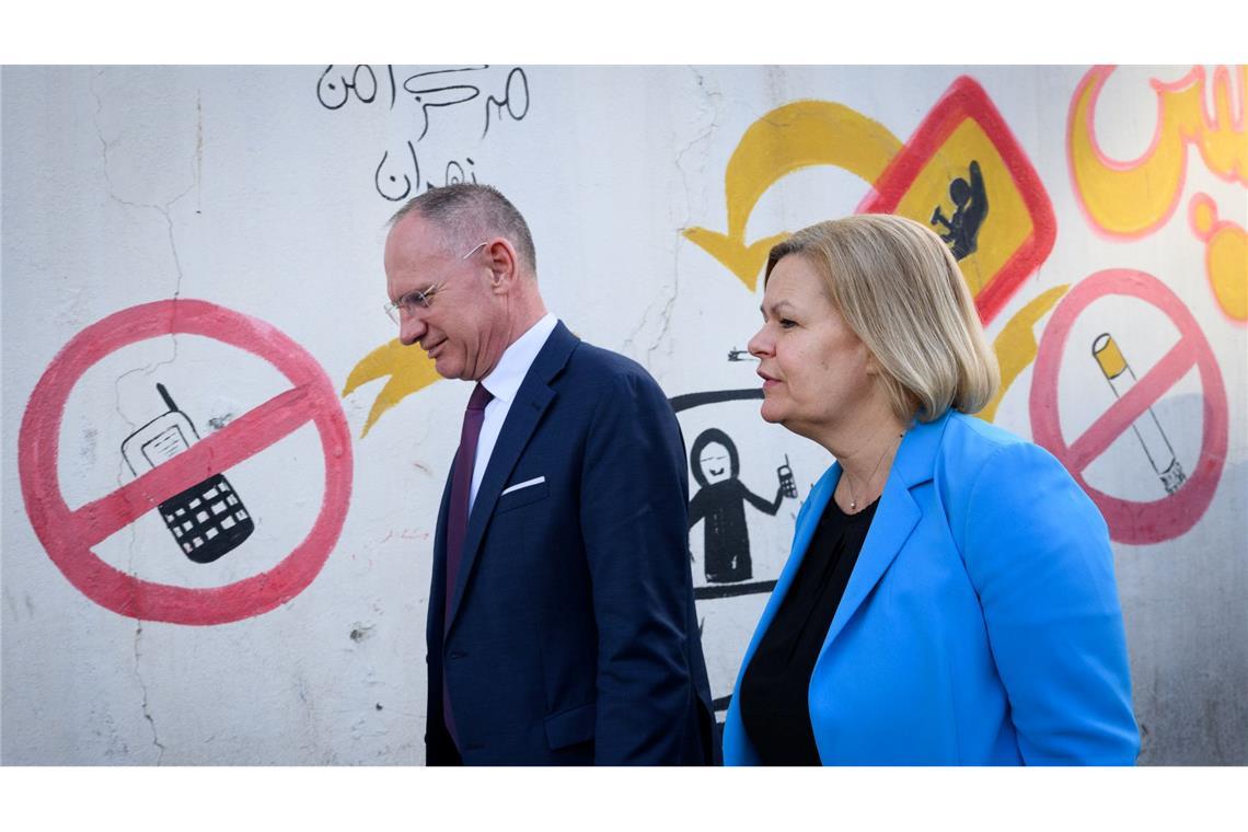 Faeser bricht Reise nach Damaskus wegen Terrorwarnung ab Vor ihrem Flug nach Syrien waren die geschäftsführende Bundesinnenministerin, Nancy Faeser (SPD) und ihr österreichischer Amtskollege, Gerhard Karner, zu Gesprächen in Jordanien.