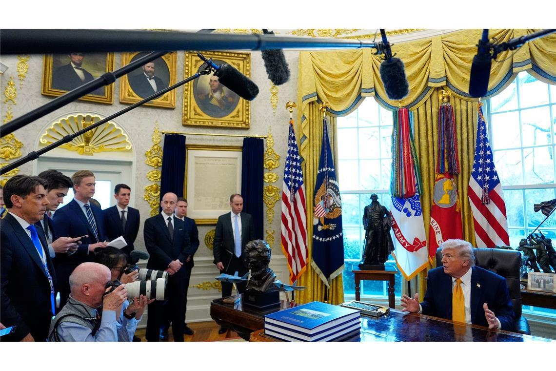 Vor Journalisten deutete Trump eine mögliche "Übernahme" Kubas an.