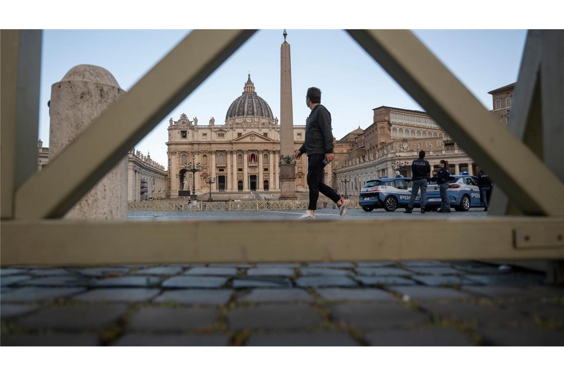 Bilder des Tages Vor Konklave - Letzte Vorbereitungen für Papstwahl. Polizeifahrzeuge stehen auf dem Petersplatz in der Nähe des Petersdoms.