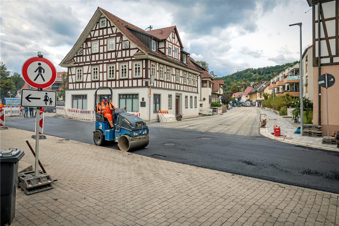 Sanierung der Murrhardter Karlstraße im Endspurt Vor Kurzem wurde die Kreuzung zur Nägelestraße mit einer neuen Asphaltschicht versehen. Der Blick in die Nägelestraße (Mitte/rechts) zeigt, dass die Arbeiten weit fortgeschritten sind.
