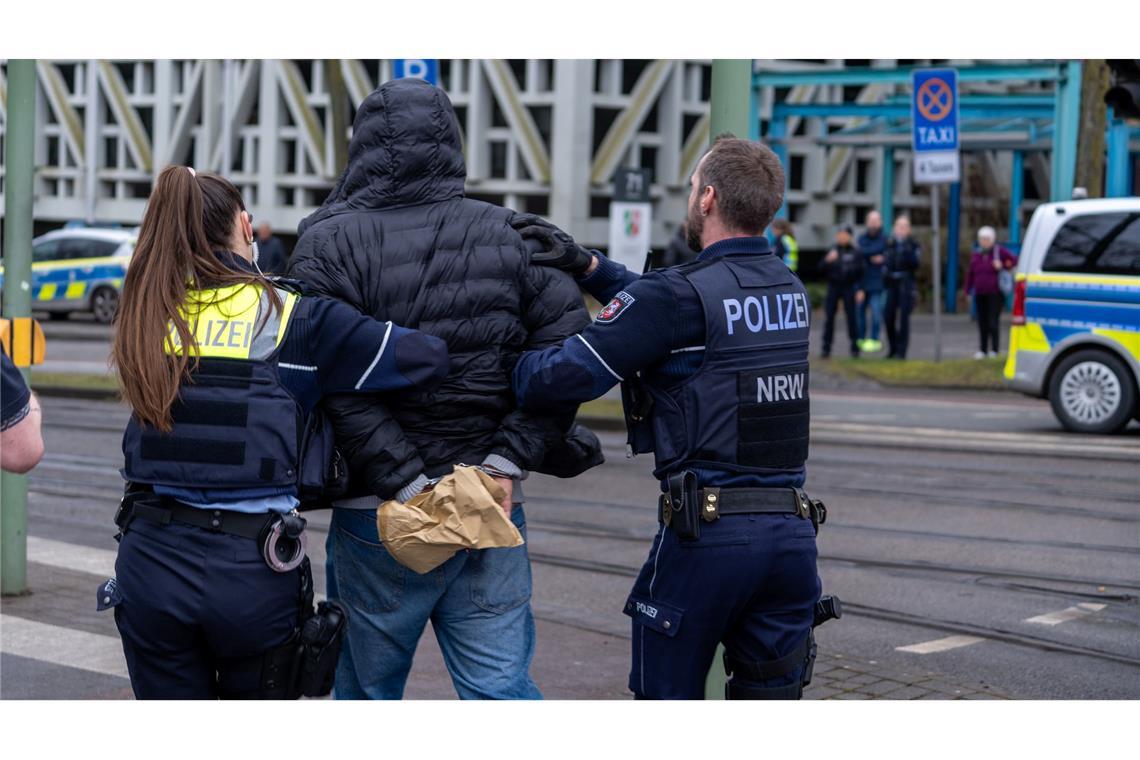 Schüsse, Verletzte und eine Fahndung am Landgericht Vor Ort waren nach den Schüssen zwei Personen festgenommen worden.