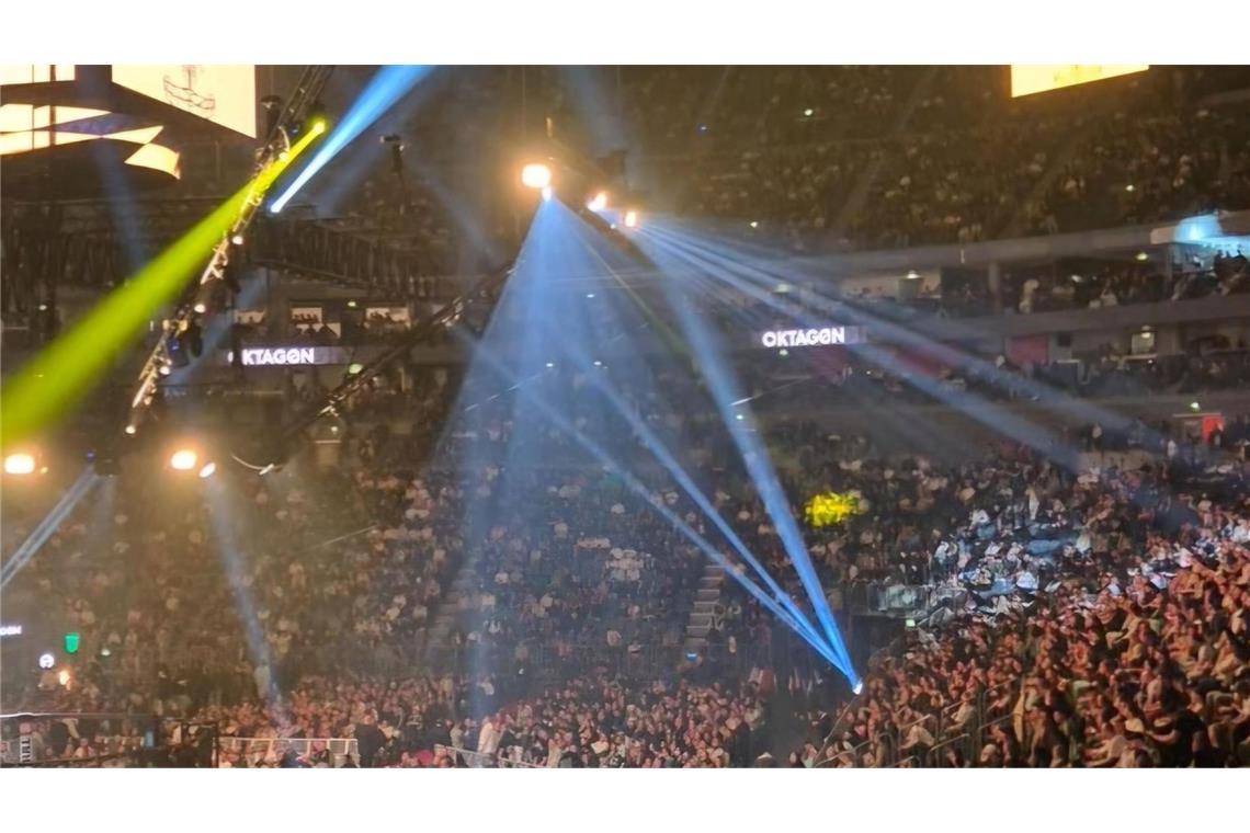 Vor Ort waren rund 20 000 Zuschauer dabei, zahlreiche Kämpfe standen auf dem Programm. Das Talent aus der Region Stuttgart hatte den vorletzten Fight des Abends.