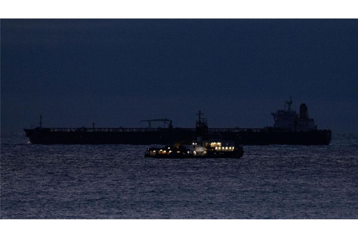 Bilder des Tages Vor Sassnitz liegt der havarierte Öltanker.