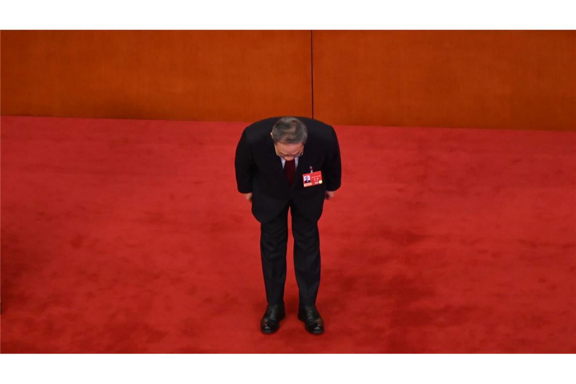 Vor seiner Rede verbeugte sich Ministerpräsident Li vor den Delegierten.