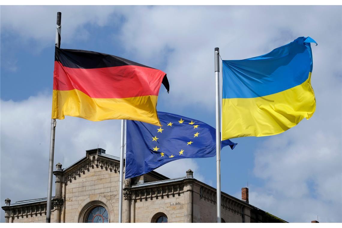 Vor vielen öffentlichen Gebäuden wehen heute Flaggen – teils auch zusätzliche. Welcher Anlass am 23. Februar 2026 dahintersteckt und was die Beflaggung offiziell bedeutet.